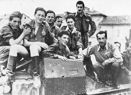 Gruppo di partigiani durante la presa di Alba
