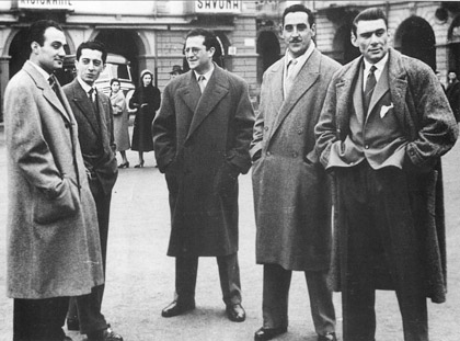 Anni '50, Fenoglio con alcuni amici davanti al Bar Savona, foto di Aldo Agnelli