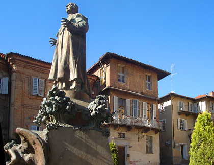 Bra, statua del Beato Cottolengo