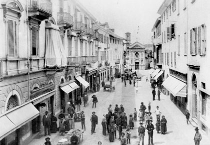 Bra, via Cavour in una foto d'epoca