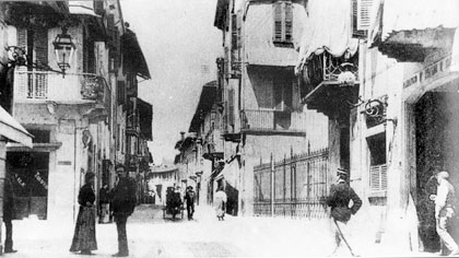Bra, il crocicchio dei Battuti Neri in una foto d'epoca