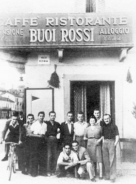 Bra, caff&eacute; ristorante Buoi Rossi in una foto d'epoca