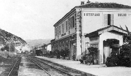 La stazione di Santo Stefano Belbo in una cartolina d'epoca